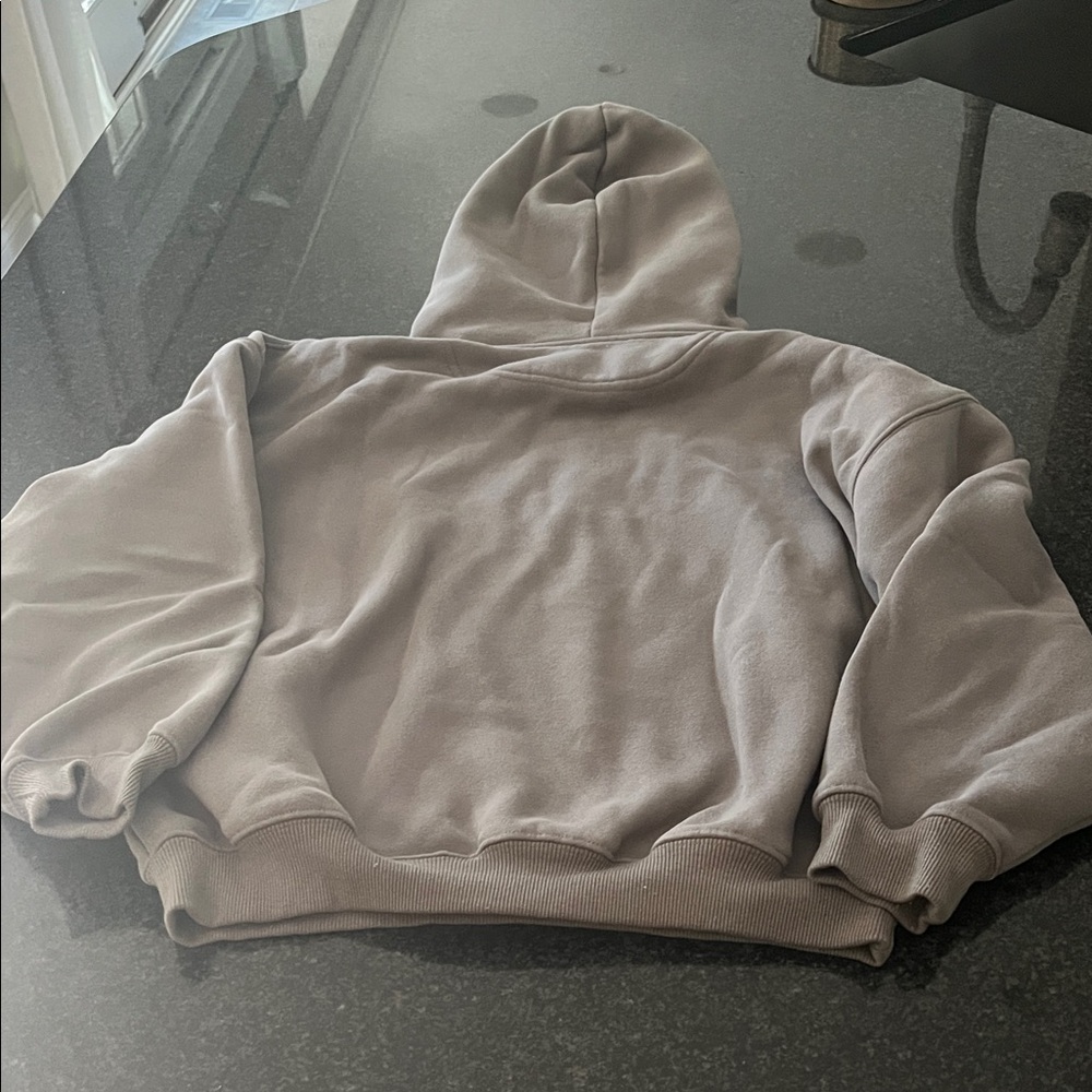 Princess Polly women’s size 2 Gray Hoodie Sweatshirt with Pink Graphic - Picture 3 of 4